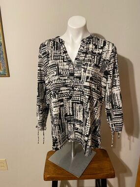 Ava & Grace Black and White Printed V-Neck Blouse